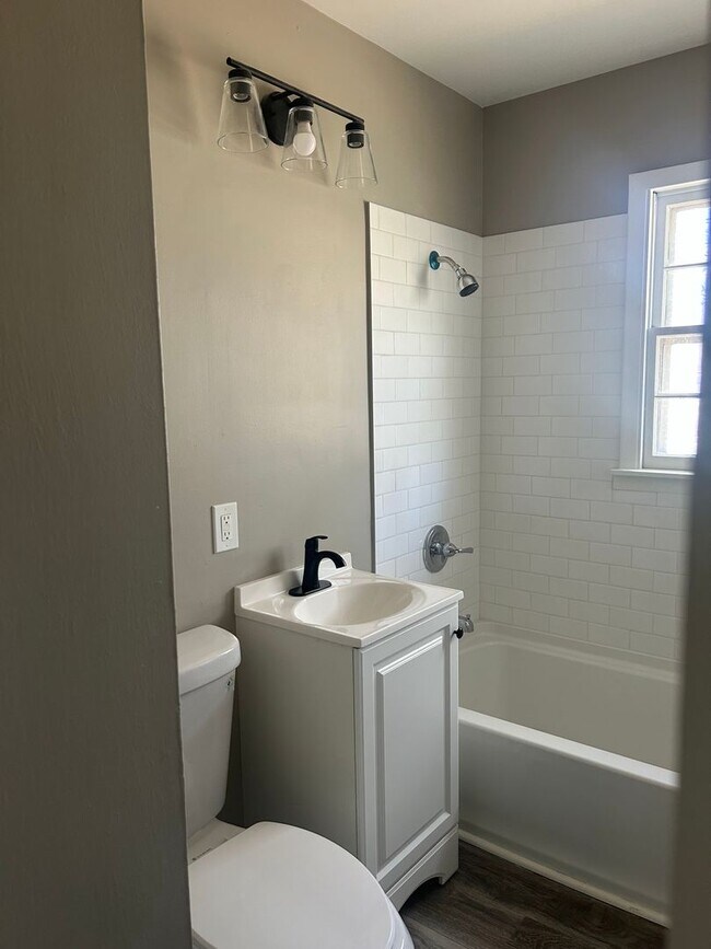 Building Photo - July MOVE IN SPECIAL! NO DEPOSIT!  Beautif...