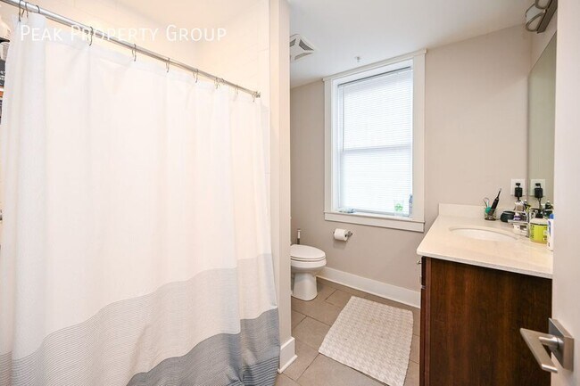 Building Photo - 433 E 13th St