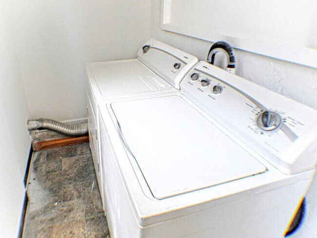 Building Photo - Point Breeze Three Bedroom Home