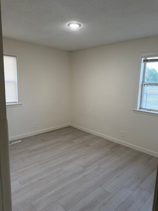 Building Photo - 1613 E Del Mar St