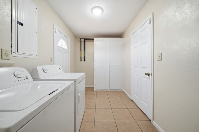 Building Photo - MODERN, meticulously maintained 4 bedroom/2 Bath Ranch - INCLUDES LANDSCAPING!