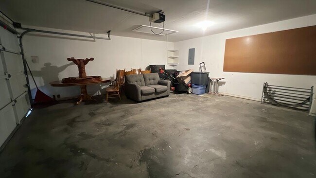 Building Photo - 903 Milroy Dr W