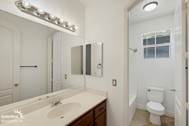Building Photo - Elegant 5Bdm 3Ba Hilltop Home In Fallbrook!
