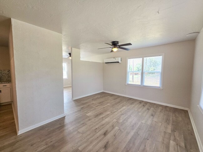 Building Photo - Cute Efficiency Studio Style Home in Shawnee!