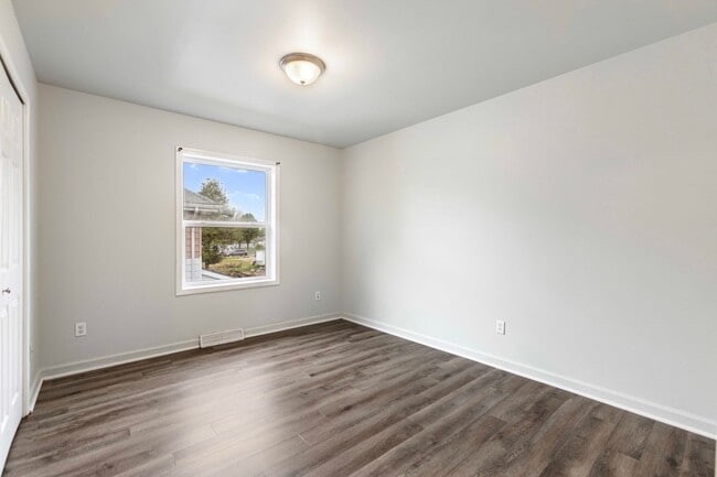 Building Photo - Elkton 2 story - Showing Sunday 9/7 3pm-3:...