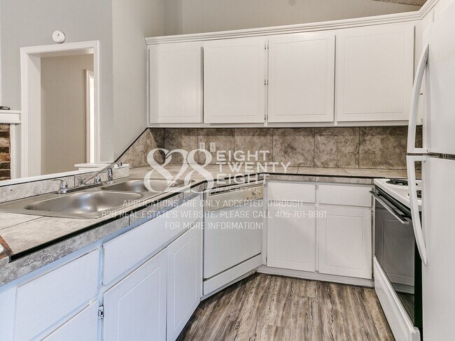 Building Photo - Now Touring & Available for Move in! 3 Bed/1.5 Bath Duplex in West Norman!