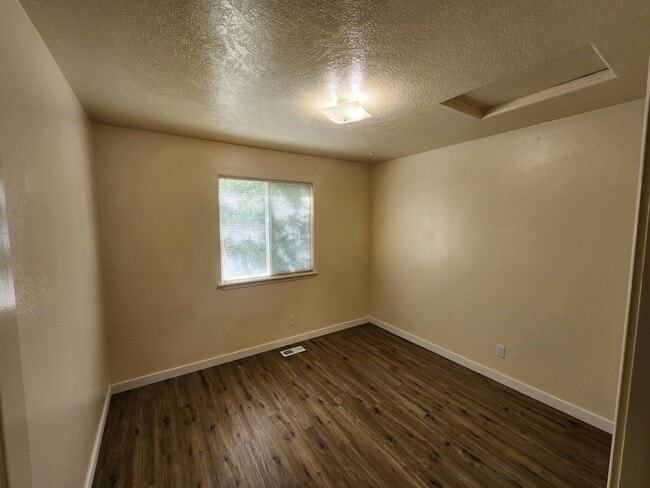 Building Photo - Remodeled 3 bedroom
