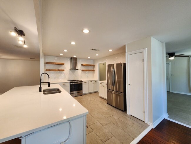 Building Photo - Craftsman Style House  Close to Downtown New Braunfels / Fridge Included/ No Carpet / Large Backy...