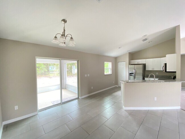 Building Photo - Custom Home - Desirable SE Ocala Neighborhood 3/2/2 **Won't Last**