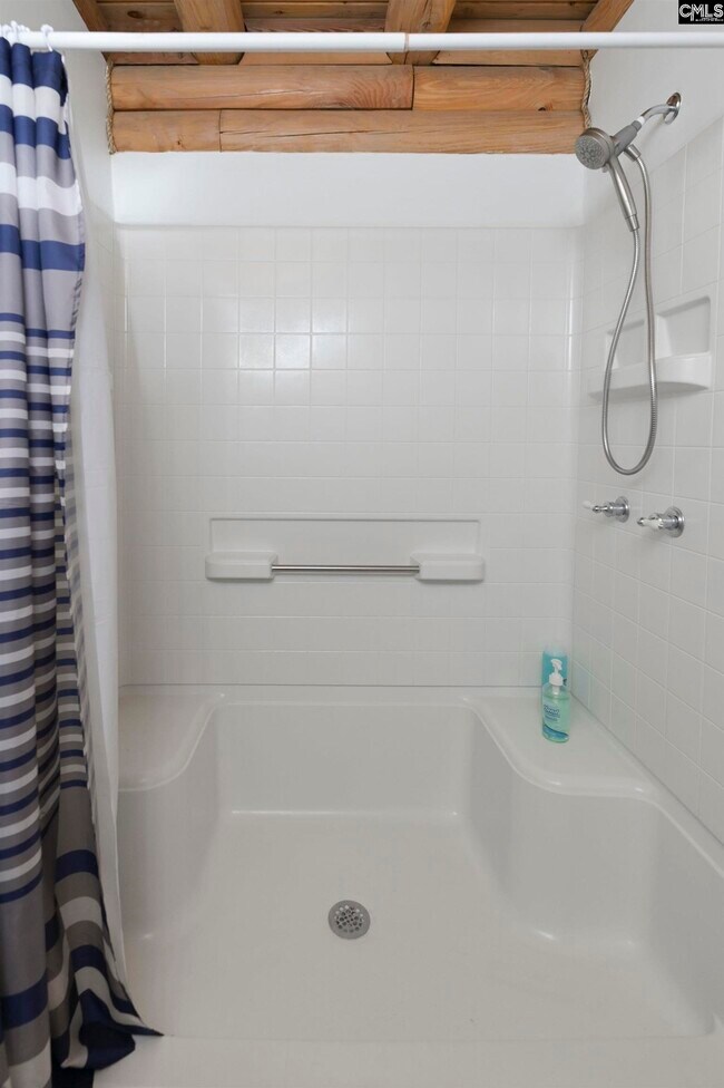 Building Photo - 150 Laura Ln