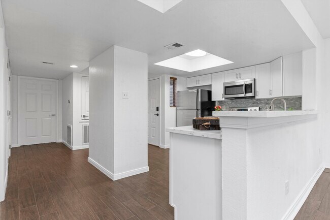 Building Photo - 4444 Victory Dr