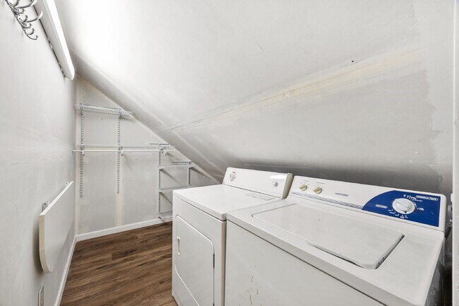 Building Photo - REMODELED Adorable upper-floor "duplex." O...