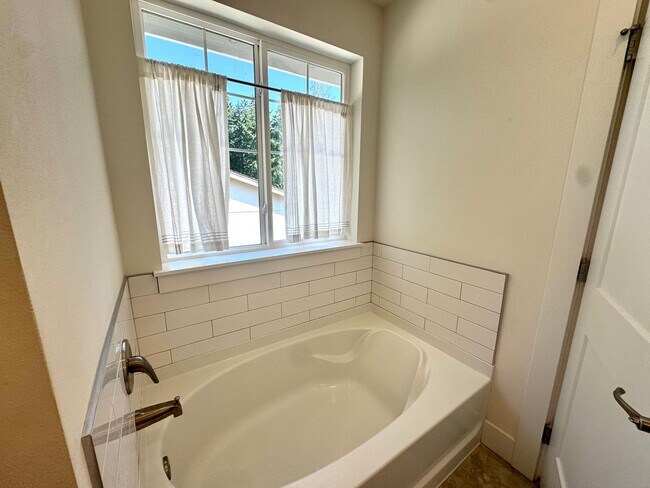 Building Photo - Private Palmer Lake Home w/ 3 Bedrooms, Of...