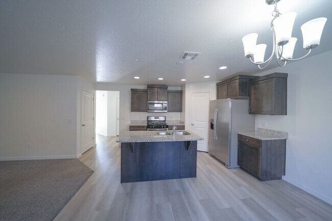 Building Photo - Spacious Townhome for Rent – Prime Location!