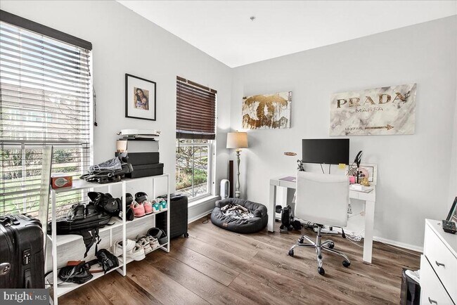 Building Photo - 910 Featherstone St