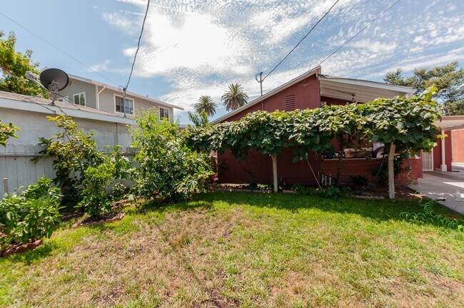 Building Photo - Beautiful 3 bedroom 2 bath with Central AC