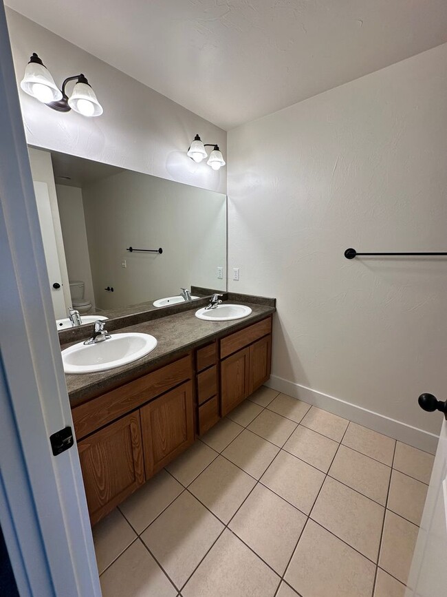 Building Photo - Beautiful 4 bedroom townhome