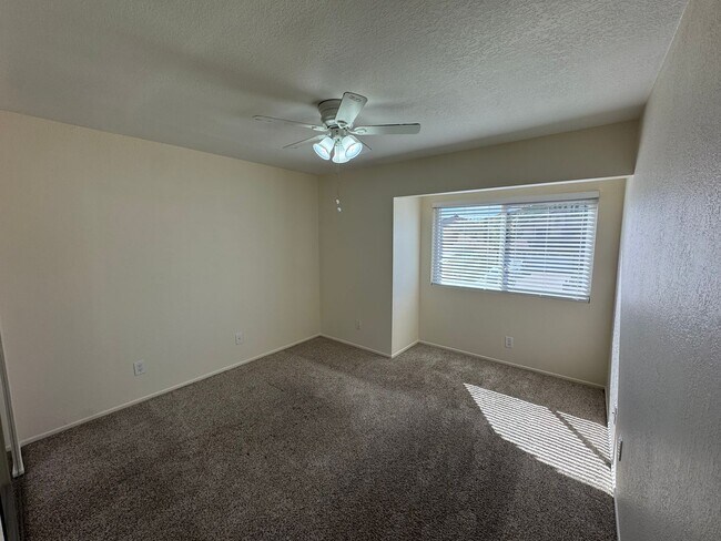 Building Photo - 4 Bedroom house with pool and amazing views