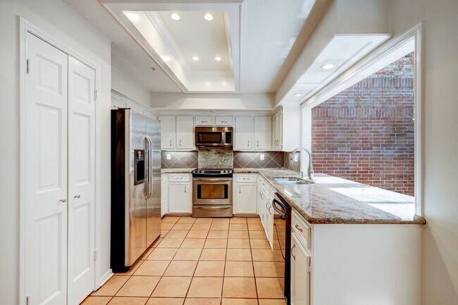 Building Photo - Large Townhome in River Oaks