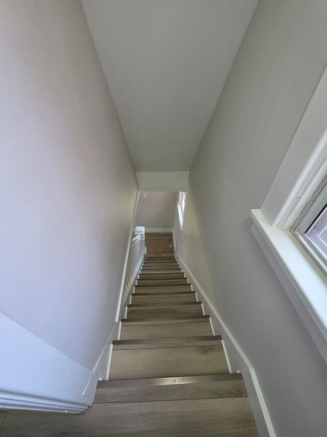 Building Photo - 2 Bed 1 Bath Single Family Home