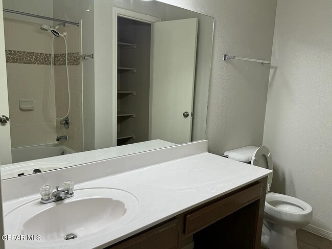 Building Photo - 10041 Paloma Dr