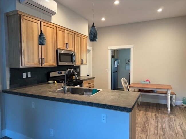 Building Photo - 2 bedroom Victorian era upstairs Flat walk to downtown Nevada City