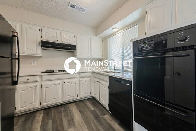 Building Photo - 4 Bedroom Pet-Friendly Home in Rowlett, TX with Main Street Renewal