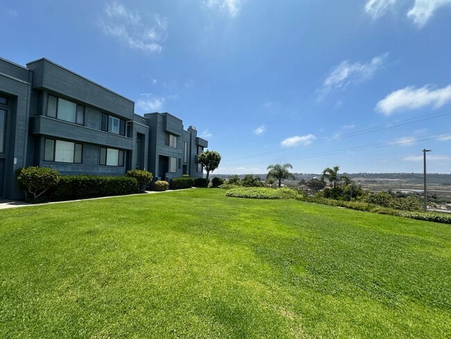 Building Photo - FOR RENT: 2Bd/1.5Ba Upgraded Townhome In T...
