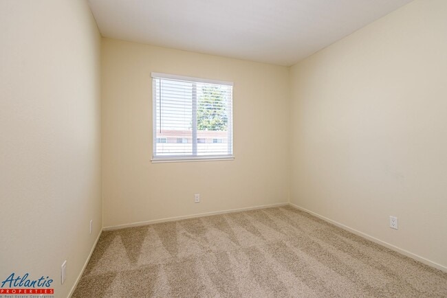Building Photo - Lovely Townhouse | Remodeled | Private Patio