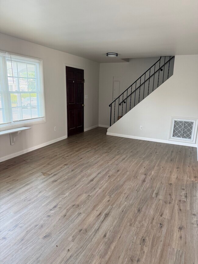 Building Photo - 310 Adelia St