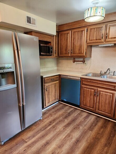 Building Photo - 3556 Riverside Dr