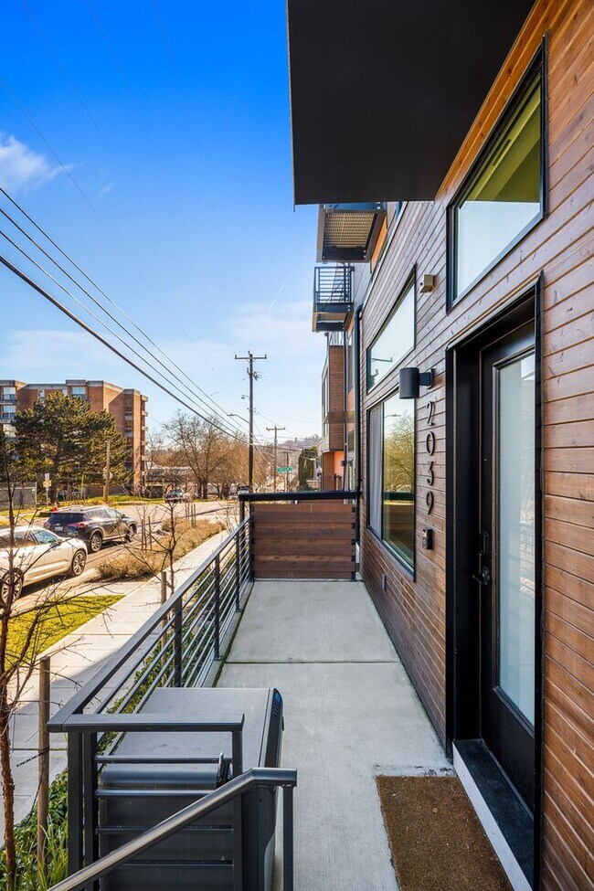Building Photo - South Seattle Newer Townhome - Great location and floorplan