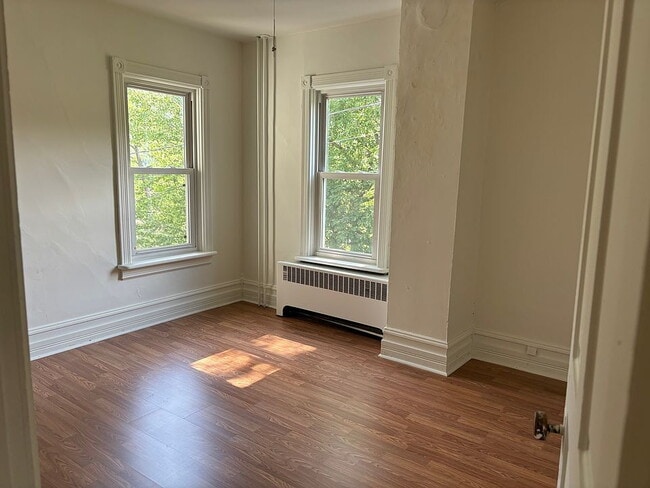 Building Photo - Clean 3 bedroom home