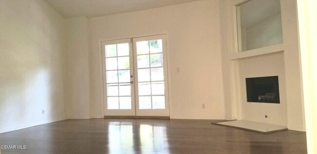 Building Photo - 3075 E Hillcrest Dr