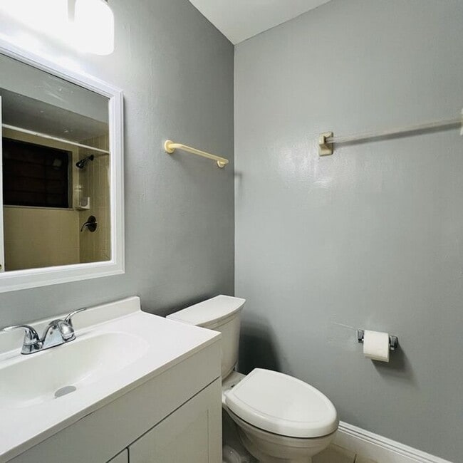 Building Photo - UCF Duplex