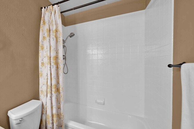 Shared Bathroom - 2430 Lake Redding Dr