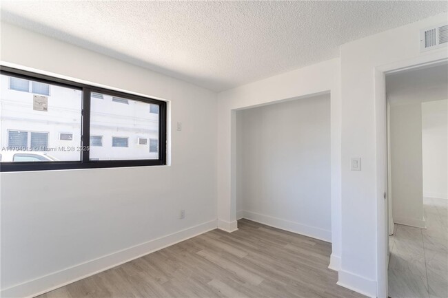 Building Photo - 1515 NW N River Dr