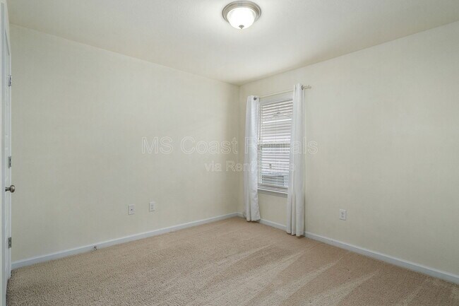 Building Photo - 515 E Marigold Dr