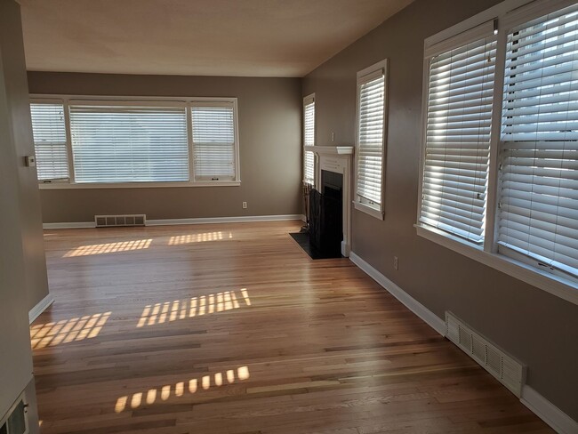 Building Photo - Gorgeous home near Westboro park.