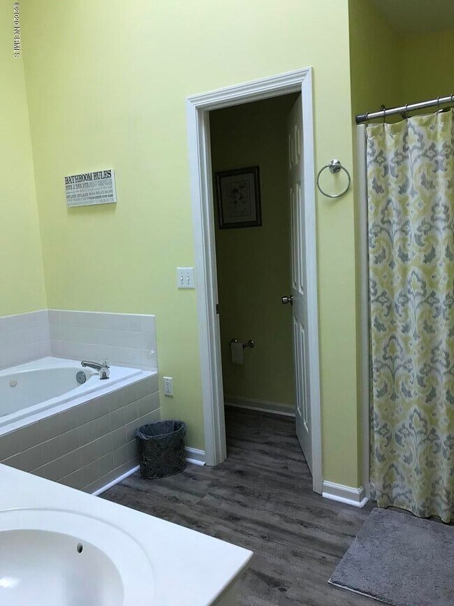 Building Photo - 4146 Breezewood Dr