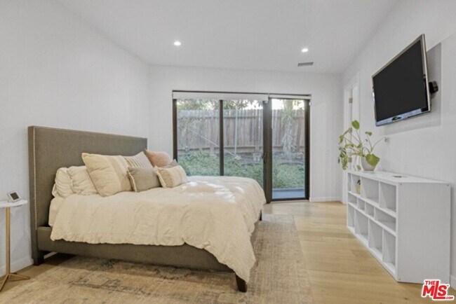 Building Photo - 4852 Seldner St E