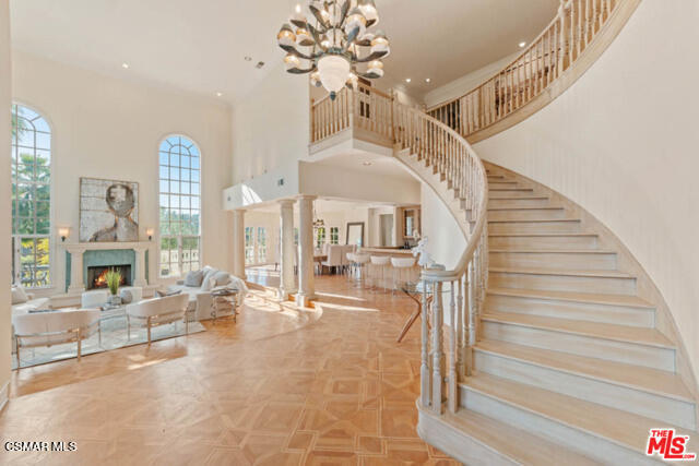 Building Photo - 4440 Hayvenhurst Ave