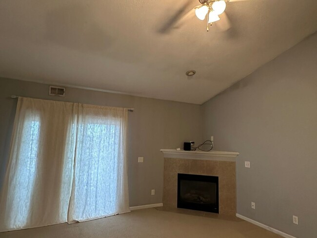 Building Photo - 3 Bedroom Apartment Style Condo in West De...