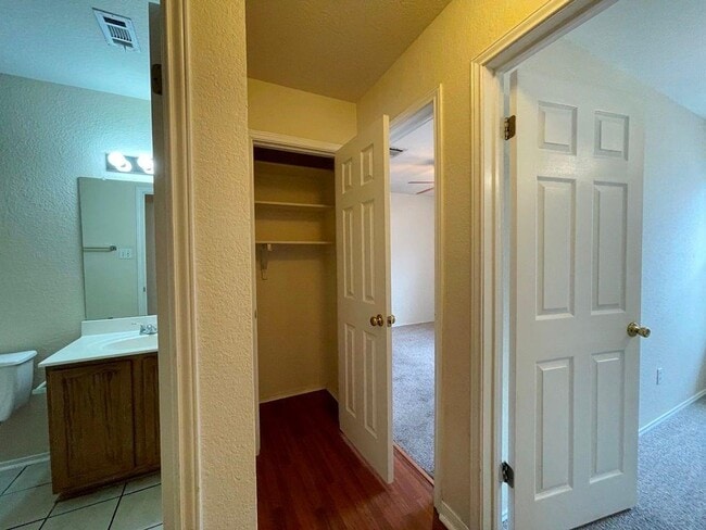 Building Photo - 17500 Dashwood Creek Dr