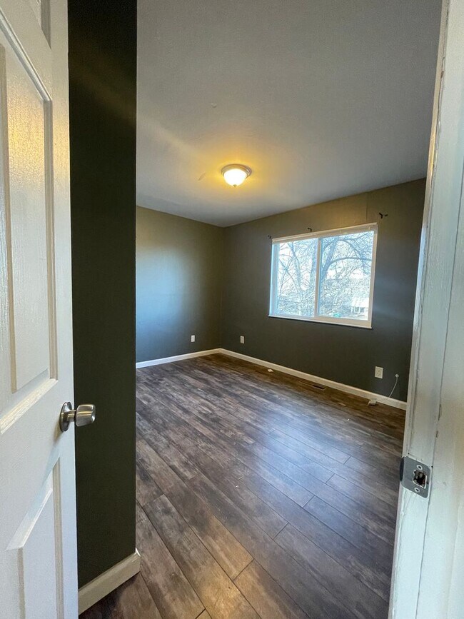 Building Photo - 4 bed 2 bath Home Perfectly Located