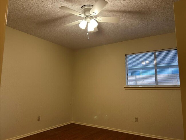 Building Photo - 2114 Lear Ln