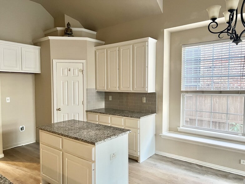 Building Photo - 2421 Mallard Dr