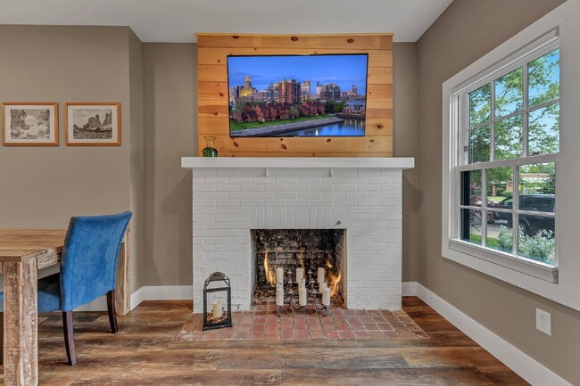 Building Photo - Furnished 1-Bedroom Lower Apartment on Main St
