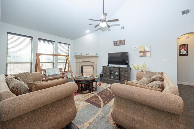 Building Photo - 5579 Lightfoot Ln