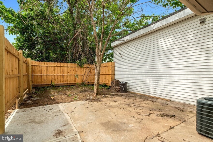 Yard - 3904 Aspen St